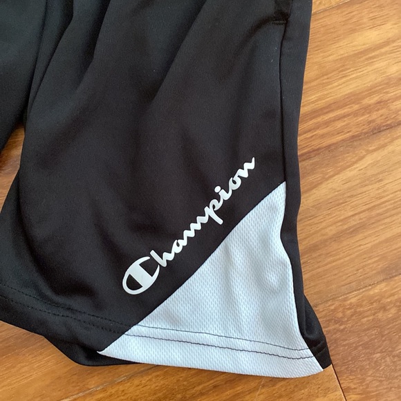 Boys Champion Authentic Athleticwear short pants with side pockets - Picture 2 of 6